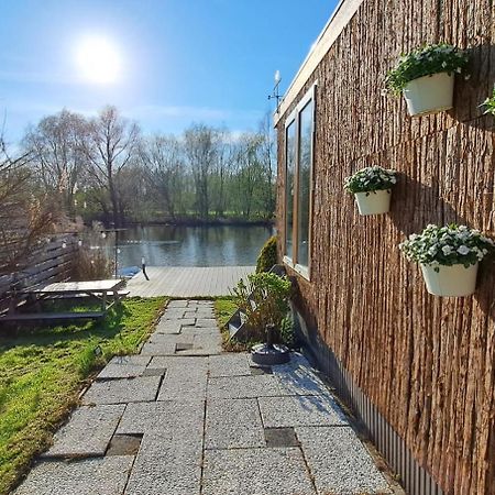 Het Witte Chalet Aan Het Water Van Monumentaal Fort Ooltgensplaat 외부 사진