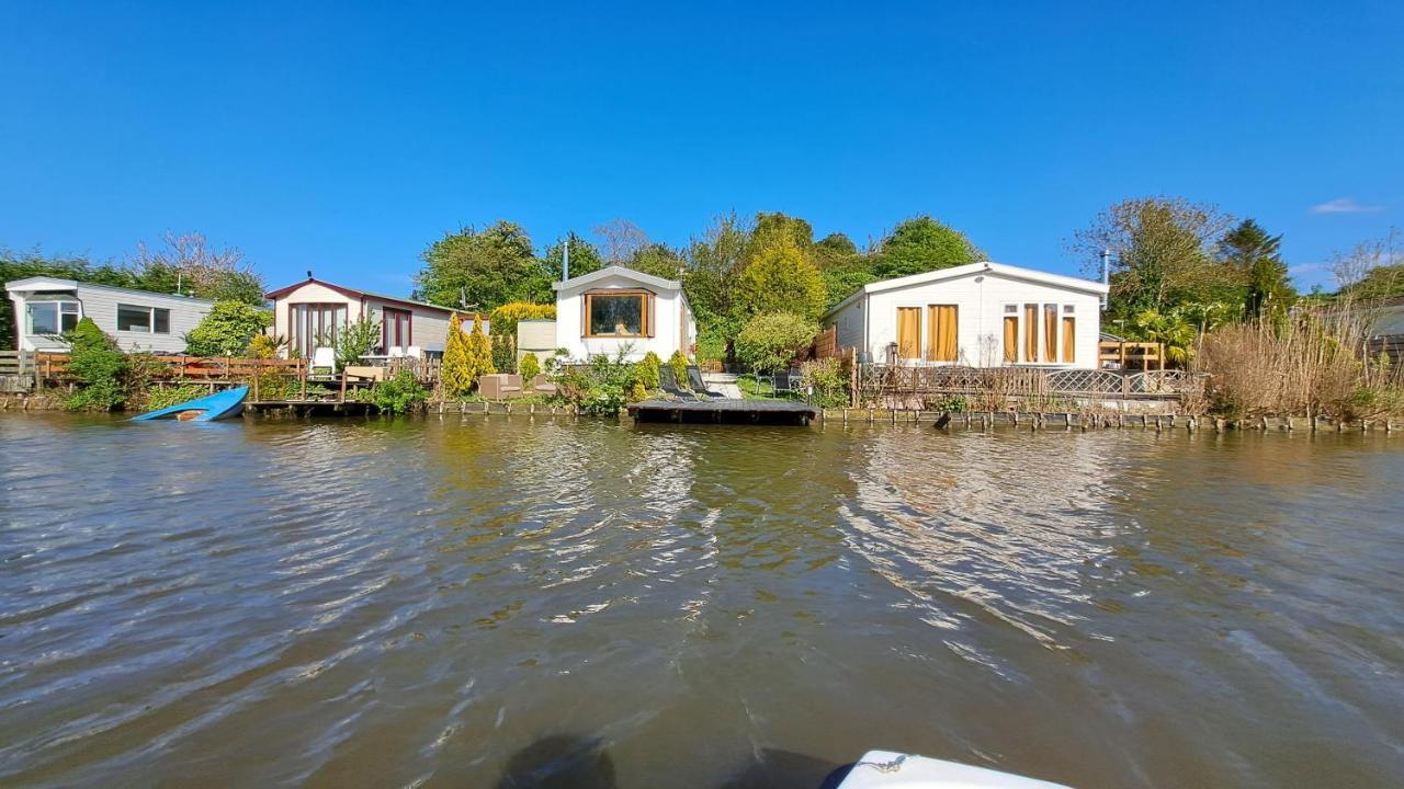 Het Witte Chalet Aan Het Water Van Monumentaal Fort Ooltgensplaat 외부 사진