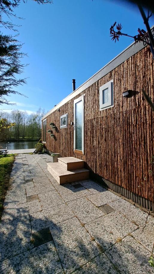 Het Witte Chalet Aan Het Water Van Monumentaal Fort Ooltgensplaat 외부 사진